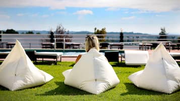 Alberca al aire libre y camastros