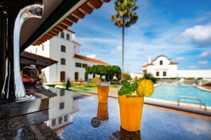 Bar en bord de piscine