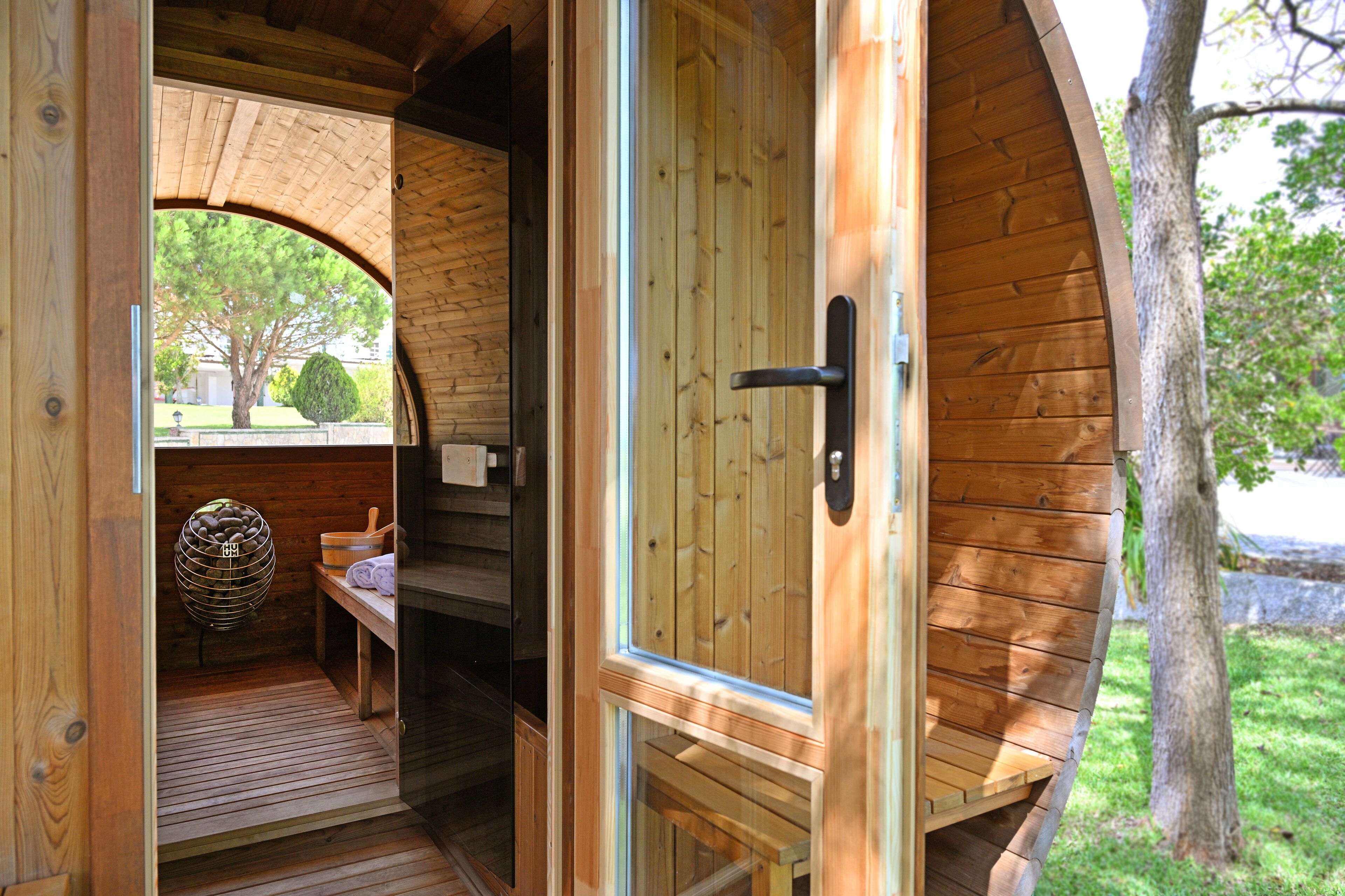 Una cabana de fusta amb una porta que dona a un petit porxo.