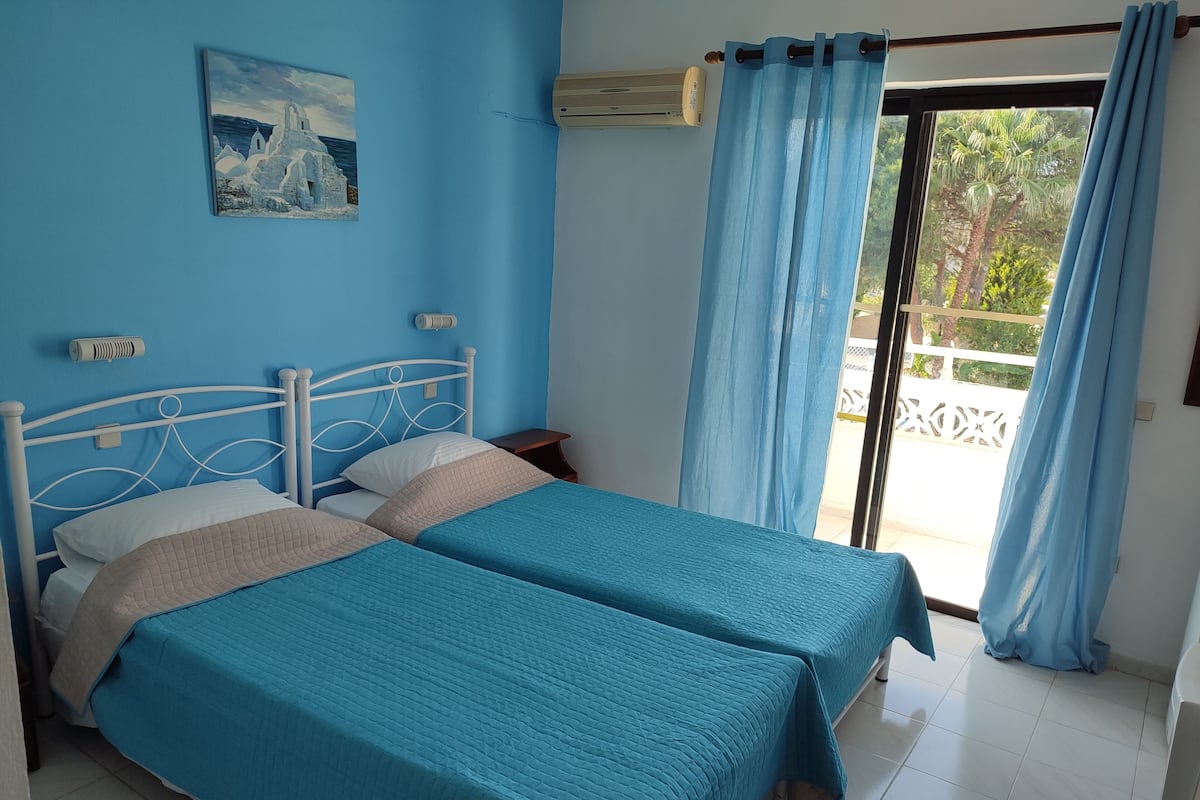 Ropa de cama hipoalergénica, escritorio y cortinas blackout