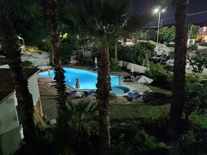 Piscina externa, funciona das 8h às 20h, guarda-sóis, espreguiçadeiras