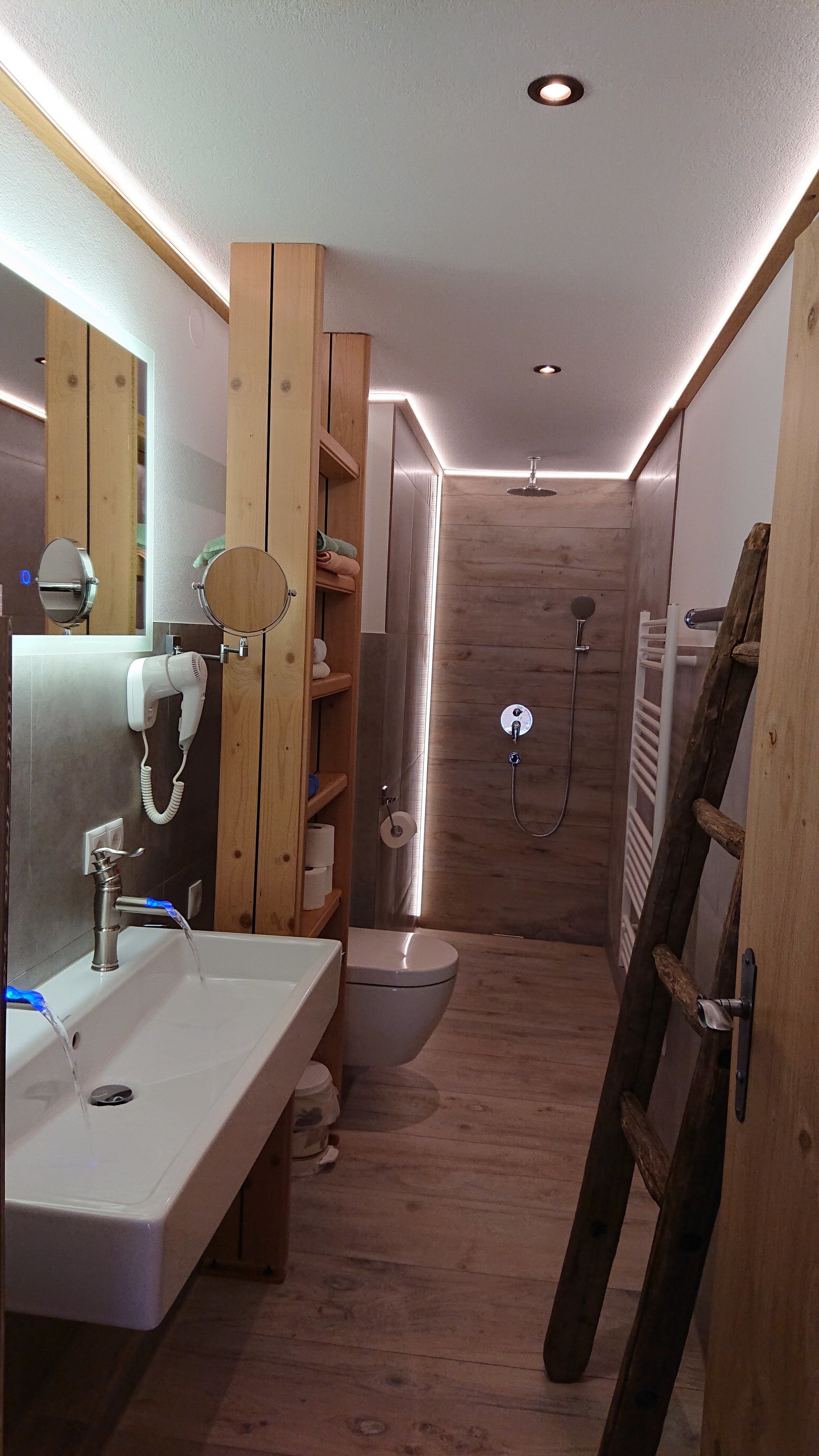 Exclusive Chalet, 2 Bedrooms, Kitchen (Rosskopfblick) | Bilik Mandi | Pengering rambut, tuala disediakan, tisu tandas 