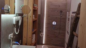 Exclusive Chalet, 2 Bedrooms, Kitchen (Rosskopfblick) | Bilik Mandi | Pengering rambut, tuala disediakan, tisu tandas