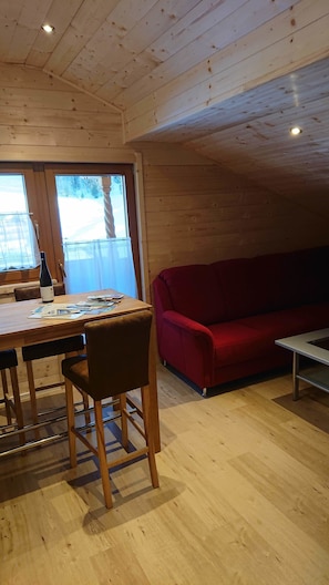 Traditional-Apartment, 2 Schlafzimmer, Küche (Kirchenblick) | Essbereich im Zimmer