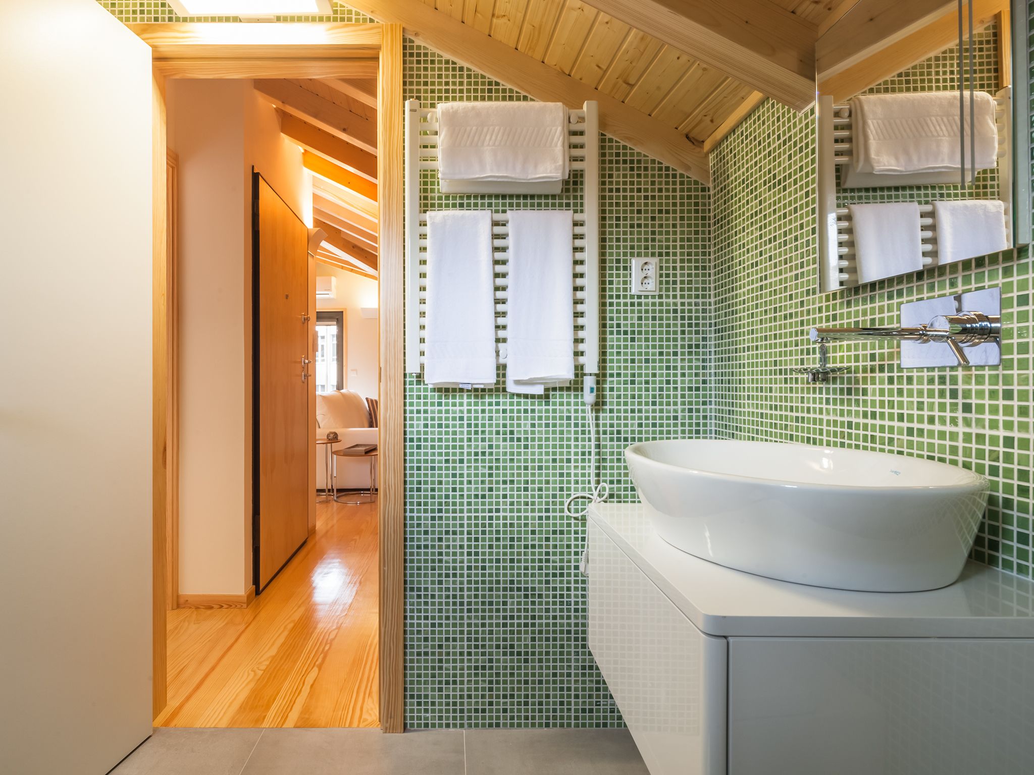 superior apartment (insitu trindade - loft 3rd floor) | bathroom | shower, free toiletries, hair dryer, towels