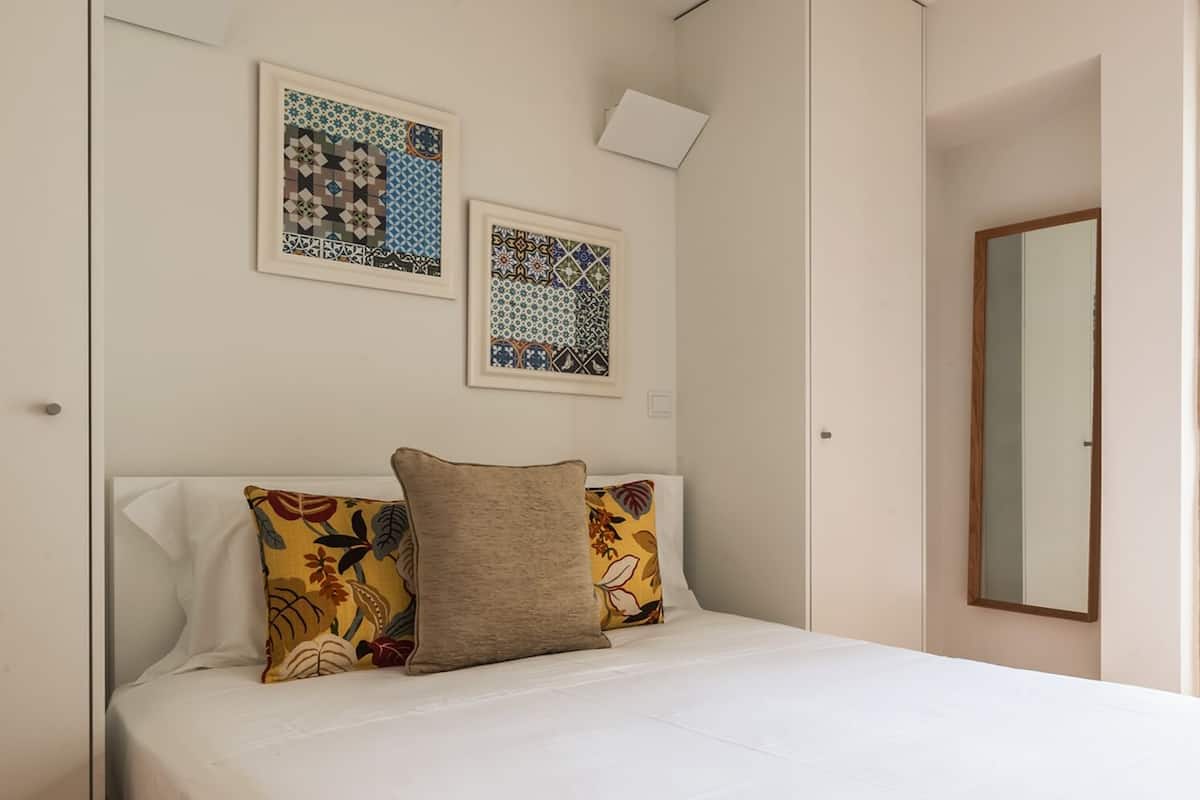 Studio (InSitu Trindade - Cosy 1T) | Individually decorated, individually furnished, desk, blackout drapes