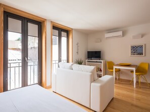 Studio (InSitu Trindade Quiet Studio - 2T) | Individueel gedecoreerd, individueel gemeubileerd, een bureau