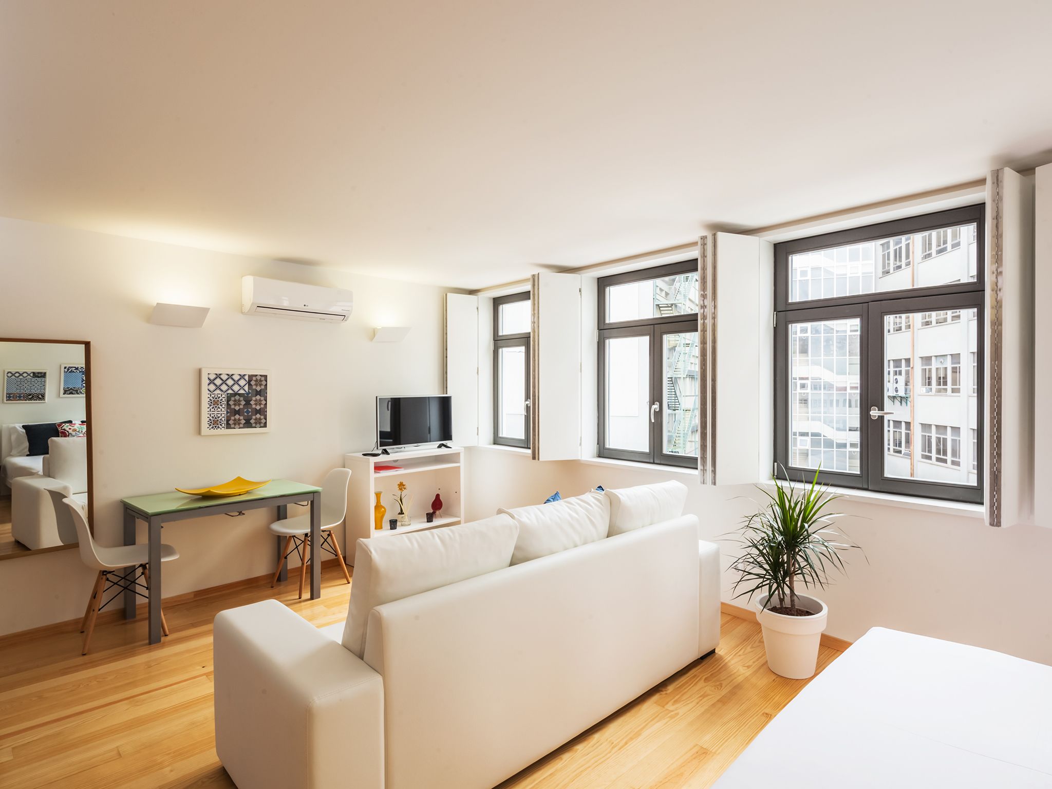 studio (insitu trindade - mist 2f) | living area | flat-screen tv