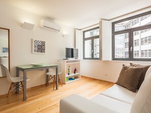 Estúdio (InSitu Trindade - Bright 1F) | Área de estar | TV de tela plana