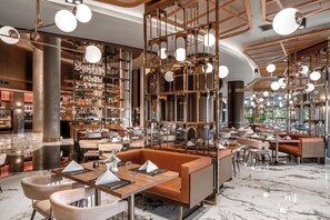 4 restaurants servant le déjeuner, le dîner et le souper