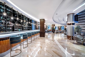 5 bars-salons, bar attenant Ă la piscine, bar sur la plage