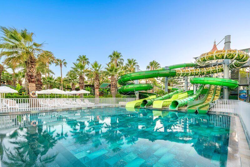 Inomhuspool, utomhuspool, parasoller och solstolar