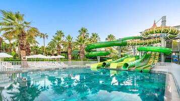 Inomhuspool, utomhuspool, parasoller och solstolar