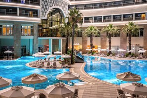 Piscina interna, piscina externa, guarda-sóis, espreguiçadeiras