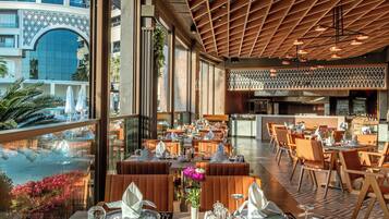 4 restaurants, spécialités Cuisine internationale
