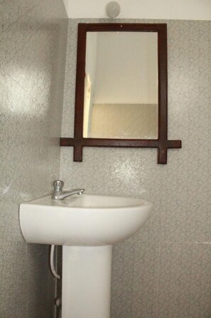 Shower, free toiletries, towels