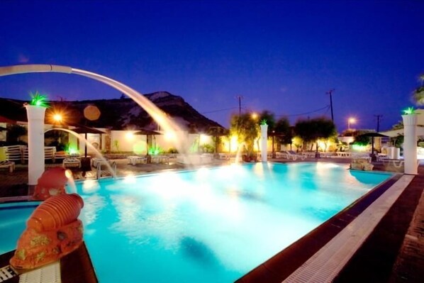 Ulkouima-allas, aurinkovarjoja, aurinkotuoleja