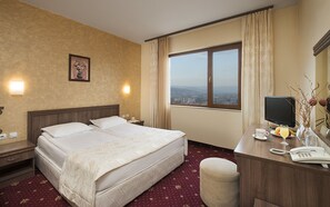 Minibar, una cassaforte in camera, una scrivania, ferro/asse da stiro