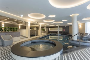 2 piscinas techadas, una piscina al aire libre de temporada