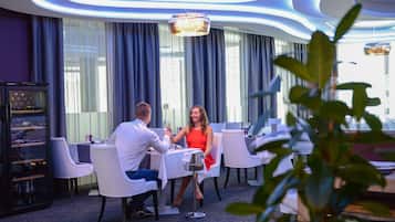 FrĂŒhstĂŒck und Abendessen, lokale und internationale KĂŒche