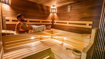 Eine Sauna mit Holzbänken und einem Ofen zum Aufheizen.