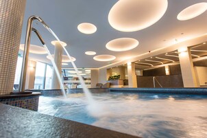 2 piscinas techadas, una piscina al aire libre de temporada