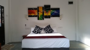 Quarto casal luxo | Roupas de cama premium, cofres nos quartos, escrivaninha
