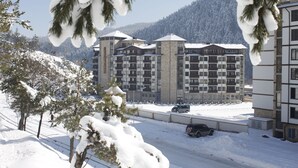 A multi-story hotel with a symmetrical facade, large windows, and a central entrance. - St. Spas Hotel & Balneo Complex (Velingrad)