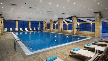 Piscina coperta, lettini