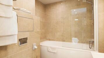 Apartamento Deluxe, balcón | Baño | Artículos de higiene personal gratuitos, secador de pelo y toallas