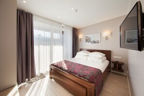 Premium Apartment, 2 Bedrooms | Desk, soundproofing, iron/ironing board, free cribs/infant beds