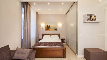 Apartamento, balcón | Escritorio, sistema de insonorización, tabla de planchar con plancha
