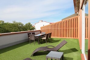 Escritorio, sistema de insonorización y tabla de planchar con plancha 