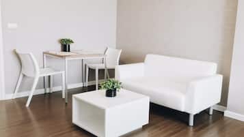 Studio | Living area | Flat-screen TV