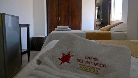 Caja de seguridad en la habitación y tabla de planchar con plancha