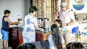 Un espace bar avec un comptoir, des tabourets et un mixeur.