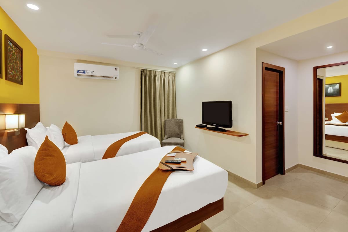 standard room, 2 single beds, non smoking | minibar, in-room safe, desk, soundproofing