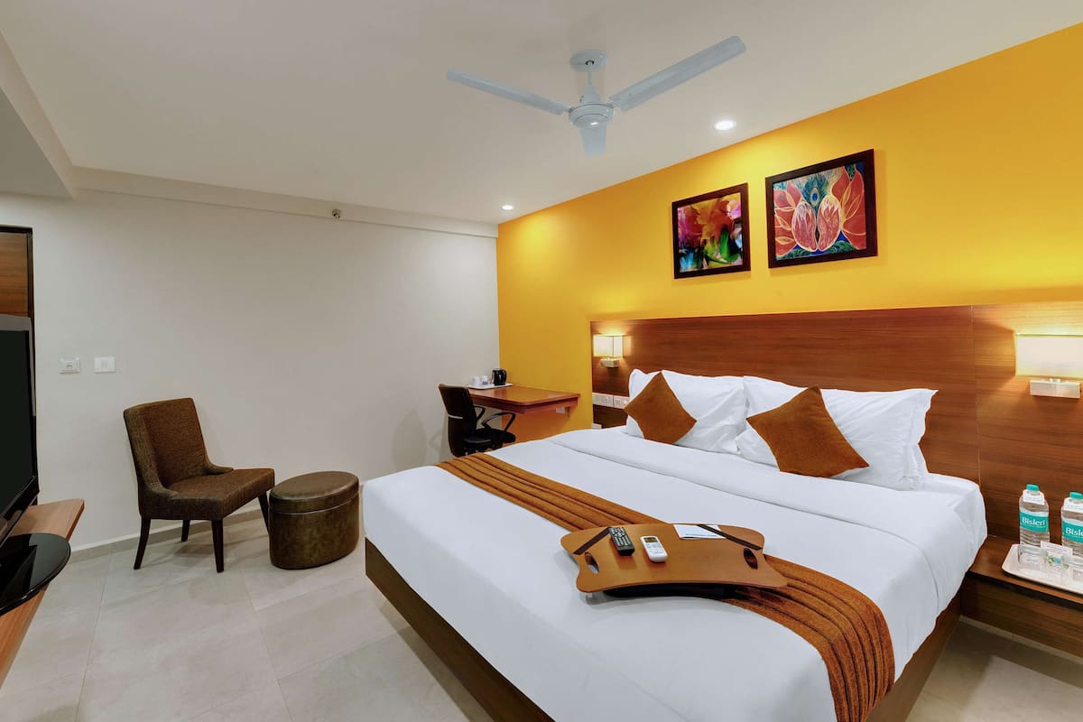 standard room, 1 king bed, non smoking | minibar, in-room safe, desk, soundproofing