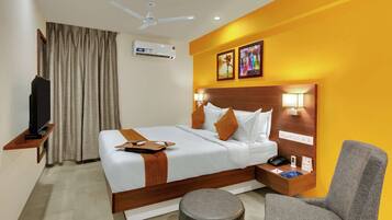 Standard Room, 1 King Bed, Non Smoking | Minibar, in-room safe, desk, soundproofing