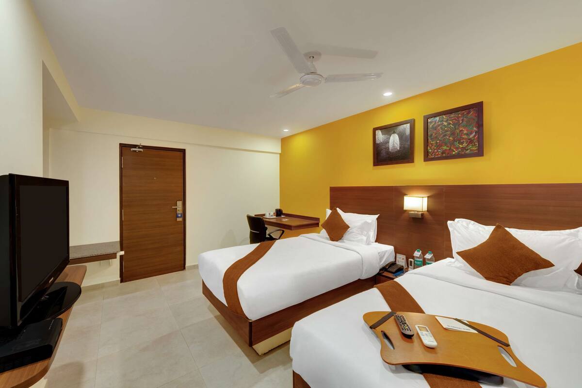 Standard Room, 2 Twin Beds, Non Smoking | Minibar, in-room safe, desk, soundproofing