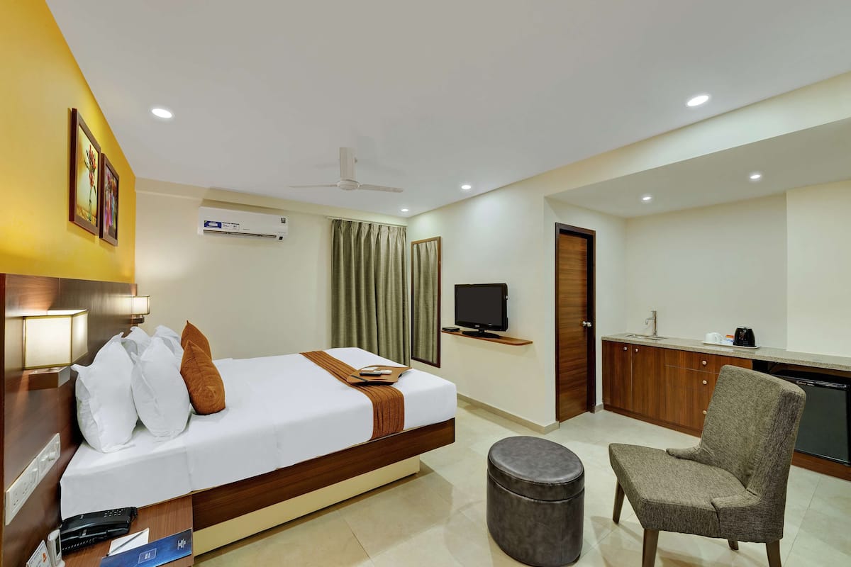 standard room, 1 king bed, non smoking | minibar, in-room safe, desk, soundproofing