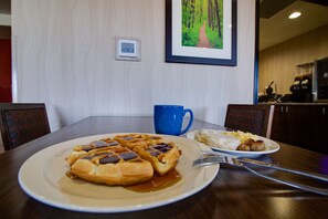 Free daily continental breakfast  - Inn at Hunters Run (Watford City)