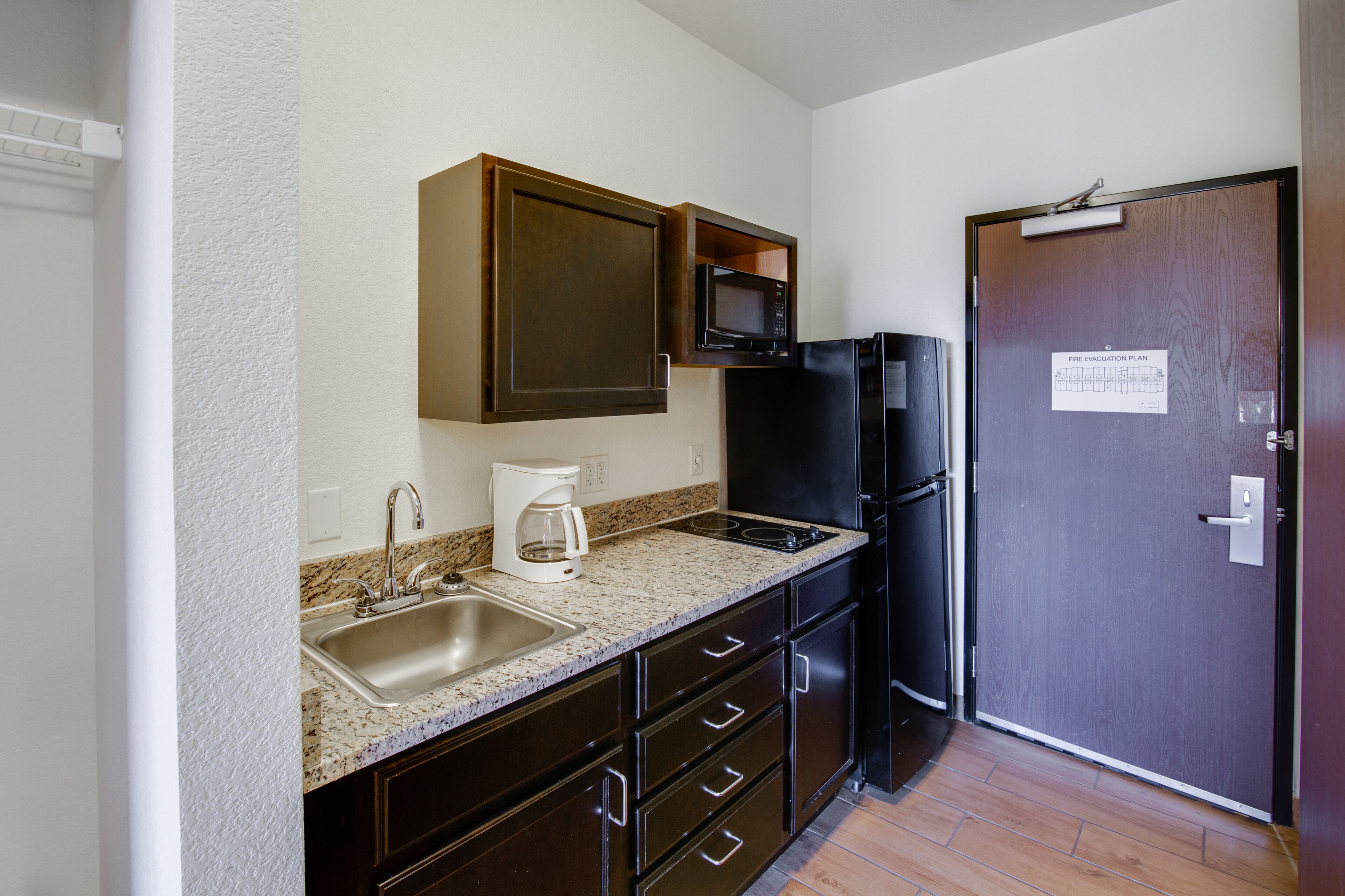 fridge, microwave, stovetop, coffee/tea maker