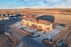 Un hôtel à plusieurs étages, doté d’un parking et d’une station-service.