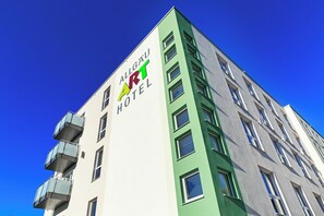 A multi-story hotel building with balconies and a clear sky. - Allgäu ART Hotel Kempten (Kempten)