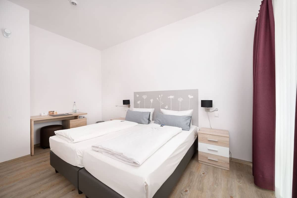 Appartement | Hypoallergeen beddengoed, een bureau, verduisterende gordijnen