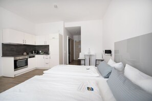 Studio | Hypoallergeen beddengoed, een bureau, verduisterende gordijnen