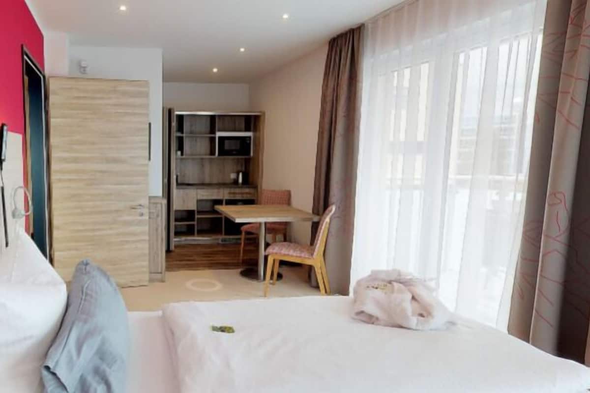 Familiekamer, balkon (3 beds) | Hypoallergeen beddengoed, een bureau, verduisterende gordijnen
