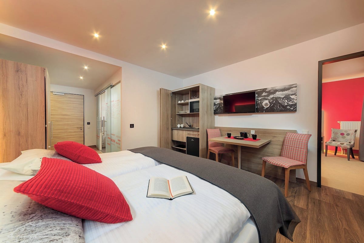 Habitación familiar, no fumadores, balcón (4 beds) | Ropa de cama hipoalergénica, escritorio, cortinas opacas