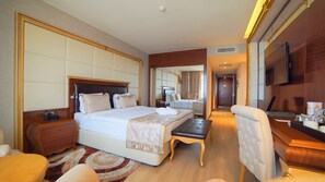 Standard Room, 1 Katil Raja (King), Non Smoking | Peralatan tempat tidur premium, bar mini, peti besi dalam bilik, meja 